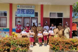 Alfamart salurkan donasi konsumen di SDN Inpres Karagesan Minut