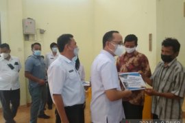 127 nelayan di Bangka Tengah terima kartu asuransi