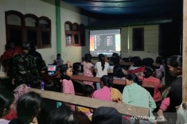 Warga nonton bareng bersama Satgas TMMD Kodim 0212/TS