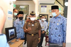 Gubernur resmikan layanan konsultasi hukum gratis di DPMPTSP