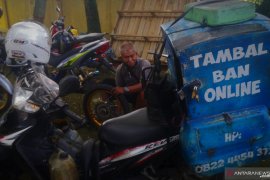 Kisah Herry pria panggilan bertahan hidup dari jasa tambal ban