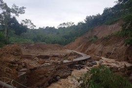 Tanah longsor merusak sejumlah ruas jalan dan jembatan di Tulungagung