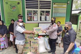 Kapolres Maluku Tengah bantu pengungsi korban gempa magnitudo 6,1