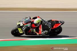 Ini  gaya boncengan "emak-emak",  ditiru Aleix Espargaro