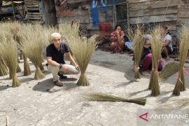 Masyarakat Pasbar mulai kumpulkan lidi sawit, solusi ekonomi disaat sulit (Video)