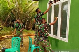 TNI bersama masyarakat gotong royong lakukan pengecatan mushola