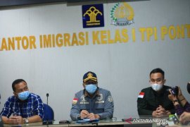 Imigrasi Pontianak deportasi 27 warga negara Vietnam karena kasus pencuri ikan