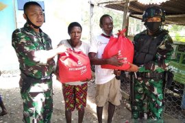 TNI di Mimika bagi 250 paket sembako untuk warga Nayaro