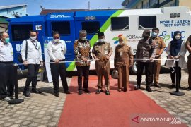 Mobile Laboratorium PCR di Jambi lakukan pelayanan "drive thru"