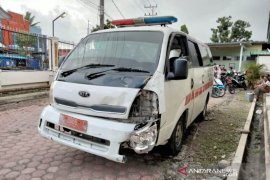 Ambulans tabrak Innova di lampu merah, pasiennya terpaksa dipindah