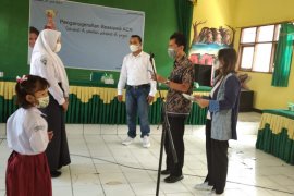 Dua siswa di Madiun terima beasiswa ACR