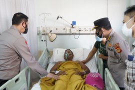 Kapolda Bali jenguk polisi alami kecelakaan saat atur kendaraan vaksin