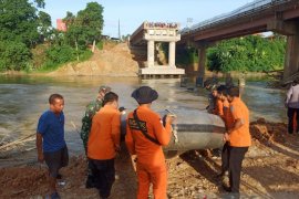 Basarnas Jambi lakukan pencarian  pekerja proyek jembatan yang terserat arus sungai