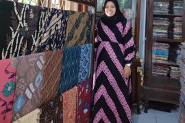 Tetap Produktif di Masa Pandemi, Ini Kisah Pengrajin di Kampung Batik Bright Gas Tasikmalay