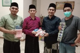 Santri Darul Ulum Jombang dapat bantuan minyak angin aroma terapi