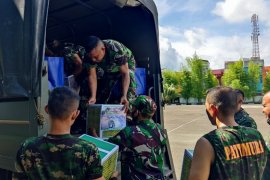 Kodam XVI/  Pattimura serahkan bantuan sembako untuk korban gempa di Malteng