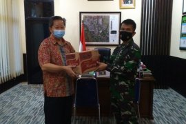 Lippo karawaci serahkan 8.000 mie instan dukung TMMD di Desa Jambe