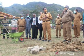 Bupati-Wabup Jayawijaya awali letak batu pertama bangunan kantor GKII