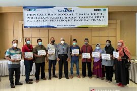 Sembilan pelaku UMKM terima bantuan modal usaha dari Taspen Pangkalpinang