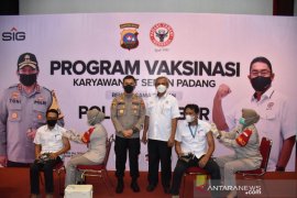 PT Semen Padang vaksin 1.200 orang karyawan berkerja sama dengan Polda Sumbar