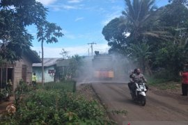 Lingkungan V Pasar Pargarutan Tapsel yang isolasi disemprot disinfektan