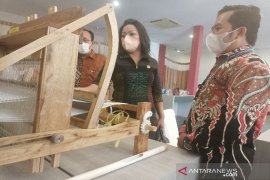 Satika : Kreativitas meningkatkan  nilai jual ulos