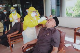 Seorang legislator positif COVID-19, seluruh peserta rapat paripurna DPRD Jember dites antigen