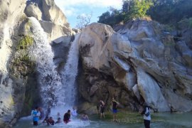 Menikmati keeksotikan Air Terjun Dewi Selendang