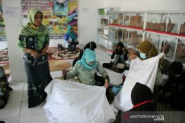 Membumikan sasirangan menjadi pakaian generasi muda