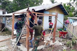 Satgas TMMD Kodim Biak bangun jamban untuk warga Wasiyai Swandiwe