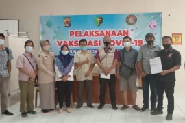 Sambut Hari Bhayangkara ke-75, 26 jurnalis divaksin