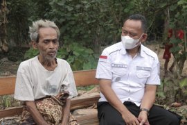 Wakil Bupati Pringsewu berikan bantuan kepada Mbah Karsim