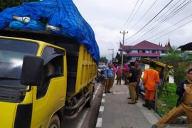DLH tegaskan agar warga disiplin dengan waktu dan tempat pembuangan sampah di Bukittinggi