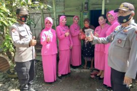 Polsek Padang Tualang salurkan sembako buat warga kurang mampu