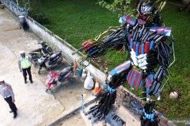 POLISI BUAT ROBOT DARI KNAPOT Page 2 Small