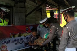 Satlantas Polres Pasbar salurkan 200 paket sembako ke warga kurang mampu