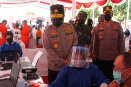 Ribuan warga ikuti vaksinasi massal di Sidoarjo