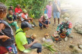 Satgas TNI latih keterampilan warga perbatasan buat bonsai