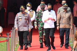 Presiden Jokowi Tinjau Vaksinasi Massal Jelang HUT Bhayangkara ke-75
