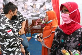 Dikasih Ketua Bapera Medan modal usaha, wanita Ini sujud syukur