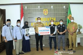 Banjarbaru Mayor hands over aid for Palestine