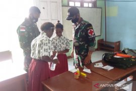 Satgas TNI Yonif 611 beri pelatihan P3K siswa SD di perbatasan RI-PNG