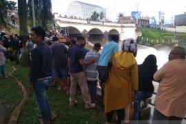Mayat bayi perempuan ditemukan mengambang di sungai