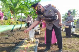 Hari Bhayangkara, Kapolres Meranti tabur bunga di makam pahlawan