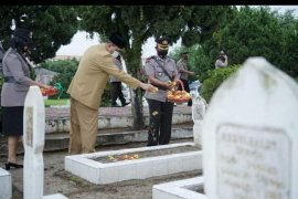 Peringati HUT Bhayangkara ke-75, Forkopimda ziarah ke makam pahlawan