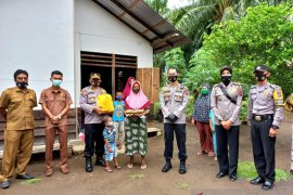 Peringati HUT Polri, Polres Pasbar berbagi sembako ke kaum dhuafa