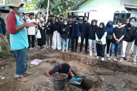 Mahasiswa arsitektur UNG ikuti penggalian reruntuhan Benteng Kota Mas Kwandang
