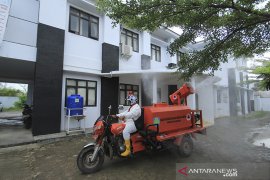 Penyemprotan disinfektan di kantor pemerintahan