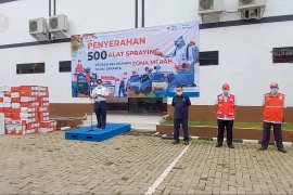 PMI Pusat serahkan 500 unit alat penyemprotan bagi warga Jakarta