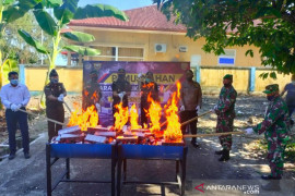 Bea Cukai Sabang musnahkan gula pasir, bibit tanaman dan belasan ribu batang rokok